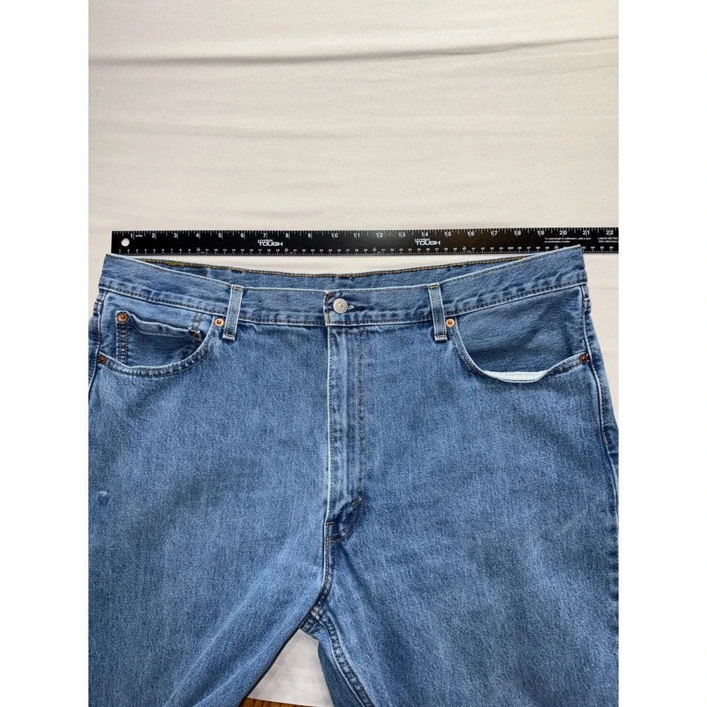 Levi's 550 Relaxed Fit Jeans Mens 42x30 Medium‎ Wash Blue Denim (Spot on Leg)
